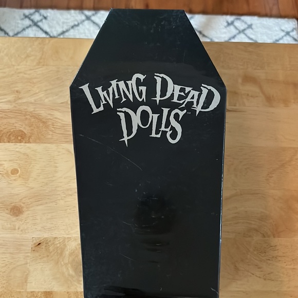 Living Dead Doll Series 3 - Lilith - Picture 5 of 5